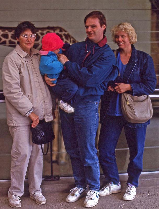 1992-11 Mom Kirsten Charlie Shelley Como Zoo.jpg